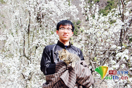 304永利集团第十八届研支团队长沈彬彬着藏装同学生进行春游。沈彬彬供图