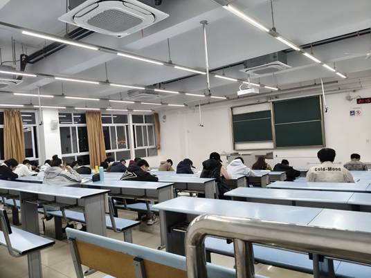一群人在餐厅里 AI 生成的内容可能不正确。 一群人在餐厅里 AI 生成的内容可能不正确。