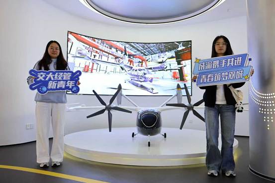 图片包含 室内, 站, 桌子, 女人 AI 生成的内容可能不正确。 图片包含 室内, 站, 桌子, 女人 AI 生成的内容可能不正确。