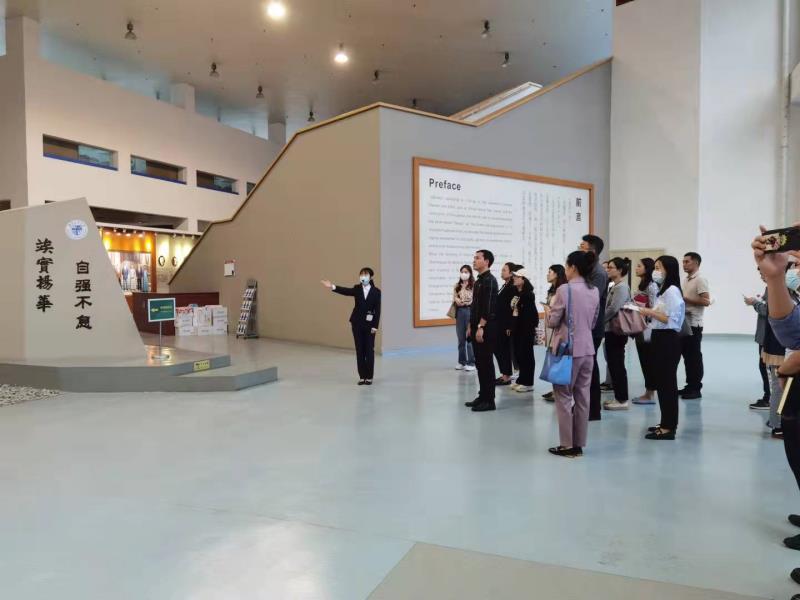 校史馆座谈.jpg 校史馆座谈.jpg