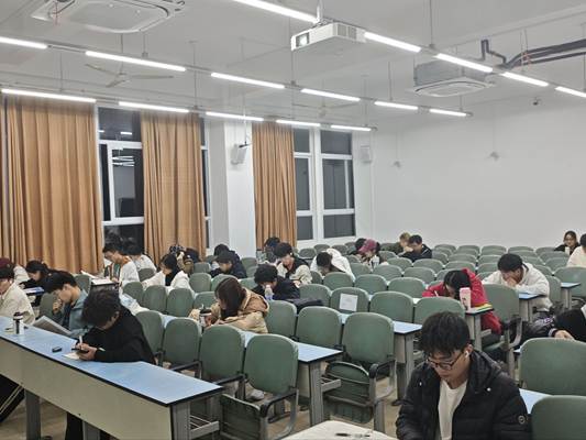 会议室里的人们 AI 生成的内容可能不正确。 会议室里的人们 AI 生成的内容可能不正确。