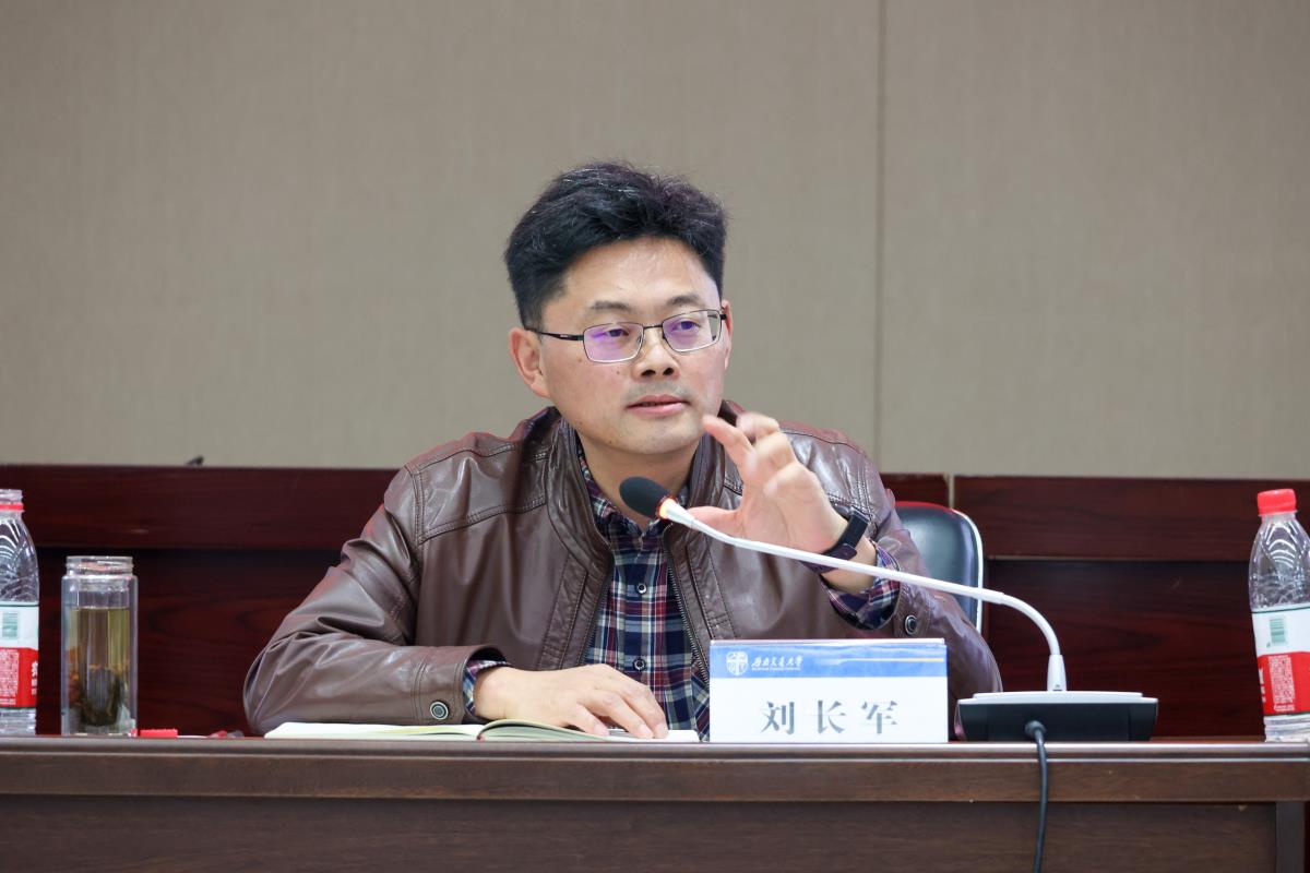 刘校长照片.jpg 刘校长照片.jpg