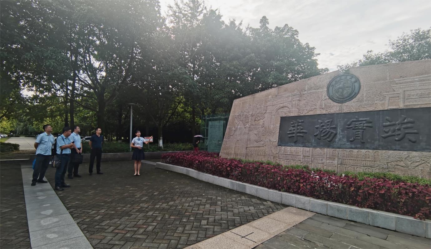 照片2 参观校园.jpg 照片2 参观校园.jpg